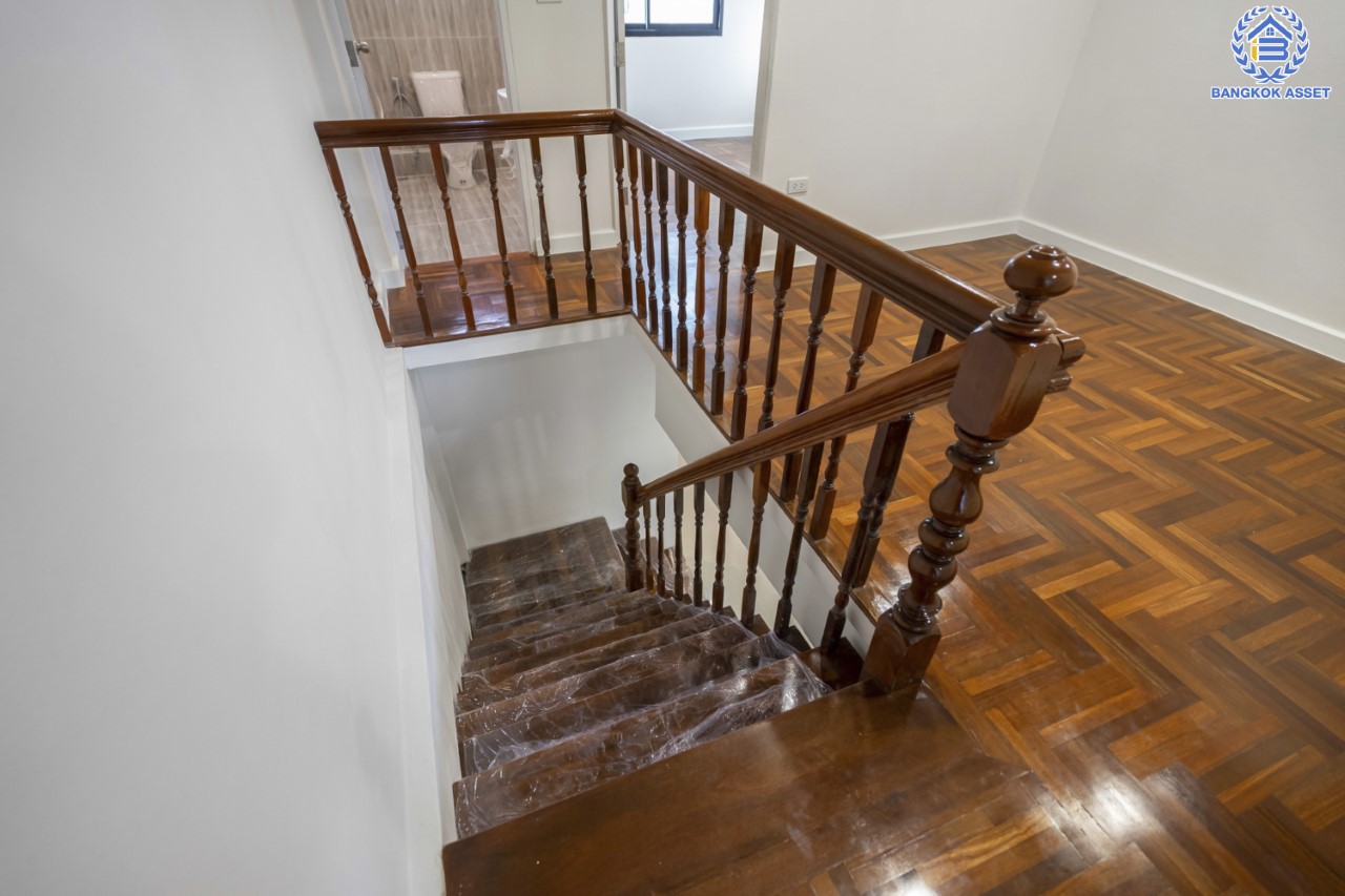 บ้านมือสองตกแต่งใหม่ ม.เรวดี3 ติวานนท์-เลี่ยงเมืองนนท์ฯ ทาวน์เฮ้าส์ตกแต่งพร้อมอยู่ เนื้อที่ 17 ตร.ว. ฟังก์ชัน 2 ห้องนอน 2 ห้องน้ำ 1 ที่จอดรถ พร้อม Living Area ชั้นสองกว้าง บนทำเลโซนเมือง! เข้า-ออกได้หลายเส้นทาง ถ.รัตนาธิเบศร์, ถ.ติวานนท์ และเลี่ยงเมืองนนท์ฯ ใกล้เซ็นทรัลรัตนาธิเบศร์ และรถไฟฟ้าสายสีม่วง ทั้ง "สถานีกระทรวงสาธารณสุข" และ "สถานีศูนย์ราชการนนทบุรี"